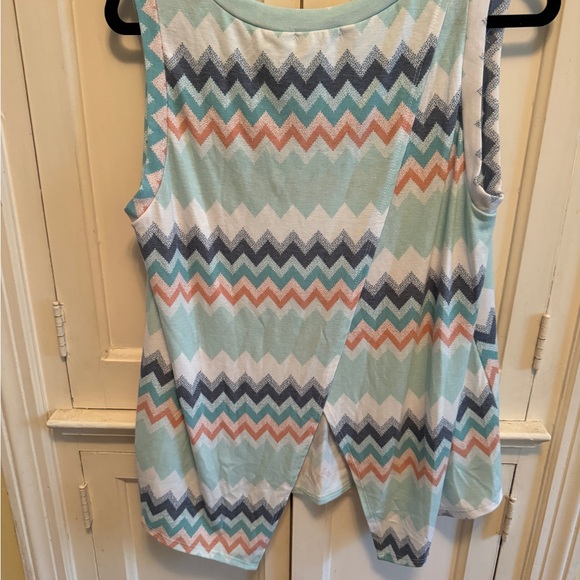 Super soft women’s sz M chevron tank with split back - Picture 2 of 4